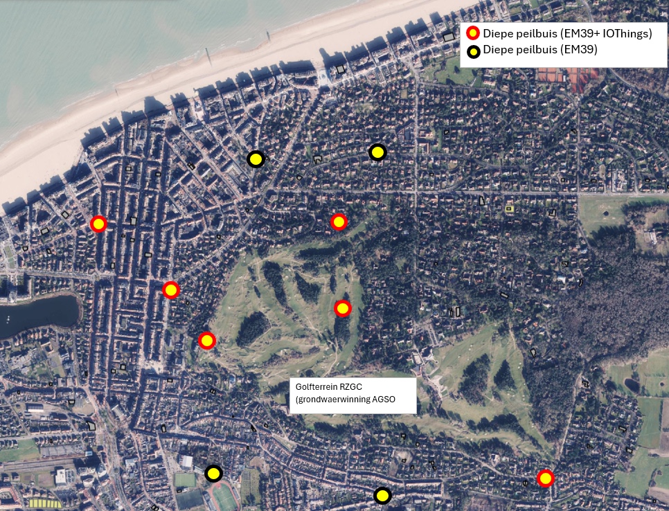Kaart van het drinkwaterwingebied in Knokke-Heist: tien diepe peilbuizen liggen verspreid over het golfterrein van de Royal Zoute Golf Club en de omliggende wijken, met de kustlijn links bovenaan. Zes ervan, in het rood, meten continu met een geleidbaarheidssonde; in alle tien gebeurt jaarlijks een EM39-meting